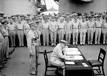 20070308_Douglas_MacArthur_signs_formal_surrender.jpg