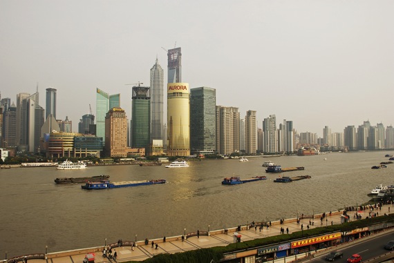Hajók a Huangpun, a háttérben Pudong